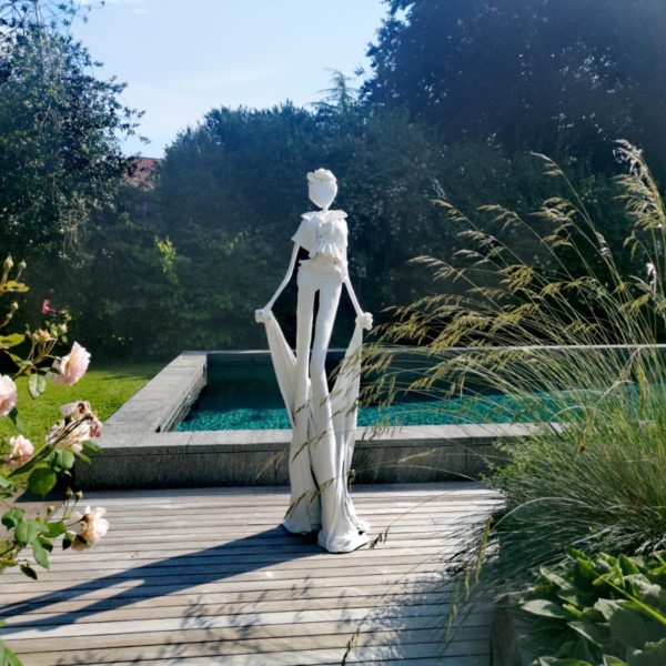 Mercedes und Franziska Welte_weiße, weibliche Skulpturen aus Plastik_Francesca_Kunst im Garten_ Outdoor| Nonos