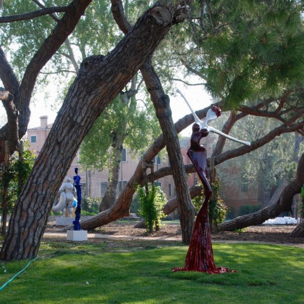 blaue und rote weibliche Skulpturen für den Park_Outdoor | Nonos