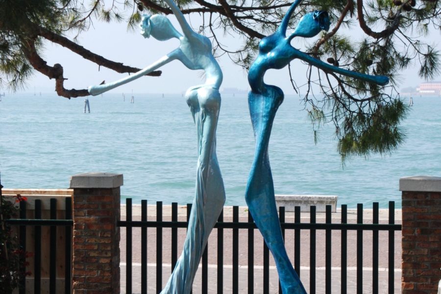 blaue, weibliche Skulpturen für den Park_Carbon Couture_Outdoor | Nonos