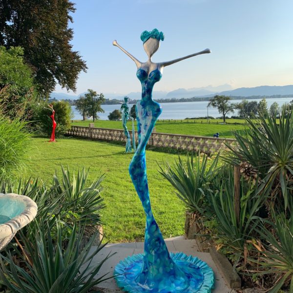 blaue, weibliche Skulptur für den Park_Paulina_Outdoor | Nonos