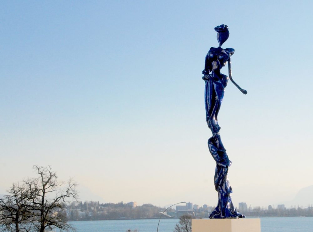 Mercedes und Franziska Welte_blaue, weibliche Skulptur für den Park_Saphira_Outdoor | Nonos