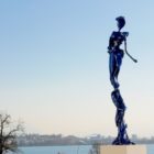 Mercedes und Franziska Welte_blaue, weibliche Skulptur für den Park_Saphira_Outdoor | Nonos