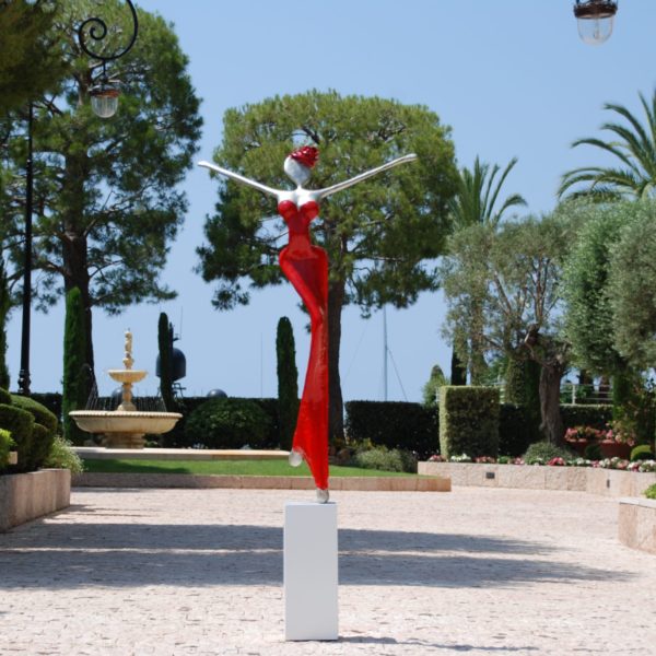 rote, weibliche Skulptur für den Park_Outdoor | Nonos
