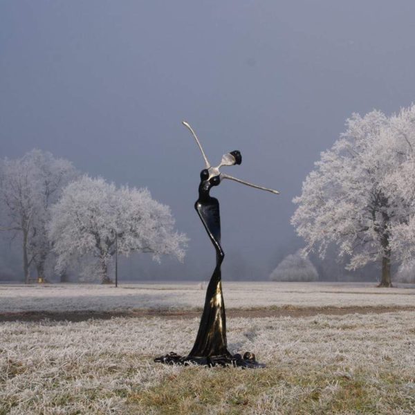 schwarze Skulptur für den Park_CarbonCouture | Nonos