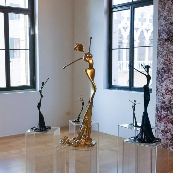 blaue und goldene Bronzeskulpturen_Interior Design_Artdepot | Nonos