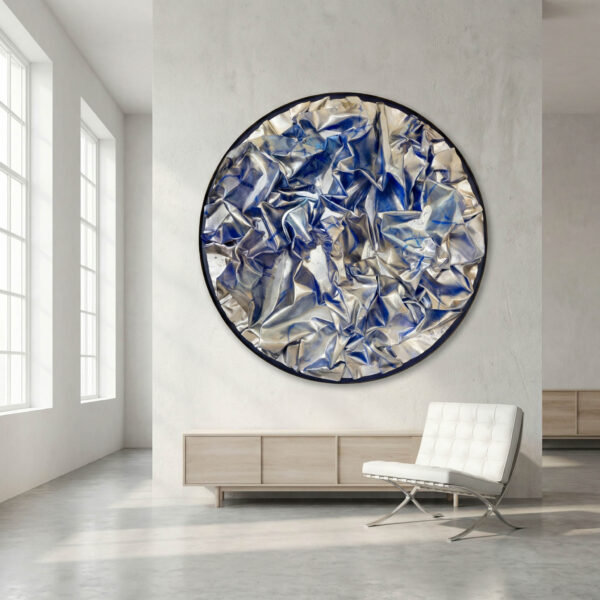 Tondo-Wandskulptur „deep Ocean“ in Blau und Silber – von NONOS, inspiriert vom Meer