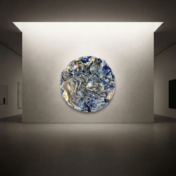 Zeitgenössische runde Wandskulptur „Alpines Gebirge“ von NONOS – inspiriert von der Berglandschaft, 2023