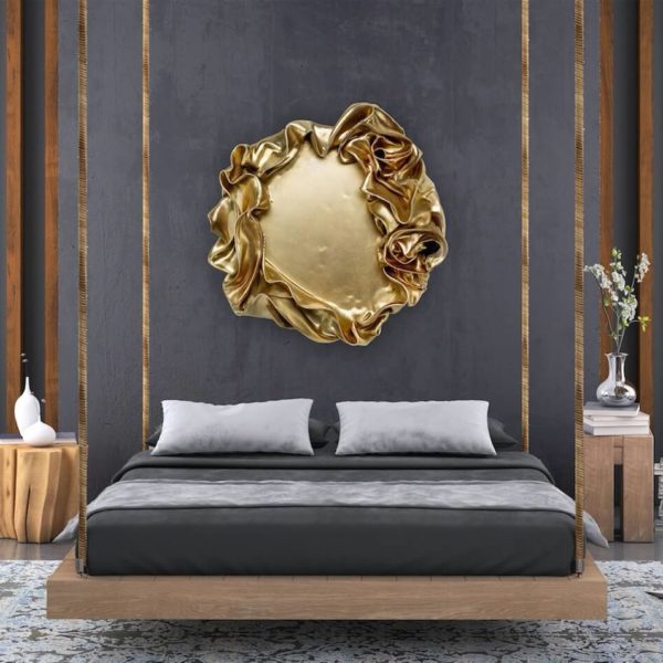 abstraktes, rundes Wandobjekt aus Fiberglas, goldenes Wandrelief in Schlafzimmer I Interior Design | Nonos, Mercedes und Franziska Welte