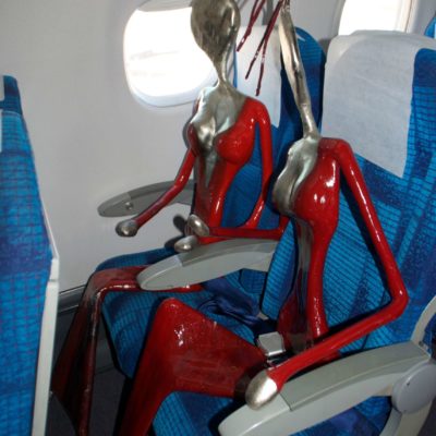 rote, weibliche Skulpturen im Flugzeug_Outdoor | Nonos