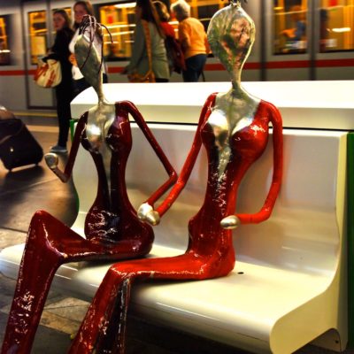 rote, weibliche Skulpturen im öffentlichen Raum_Outdoor | Nonos