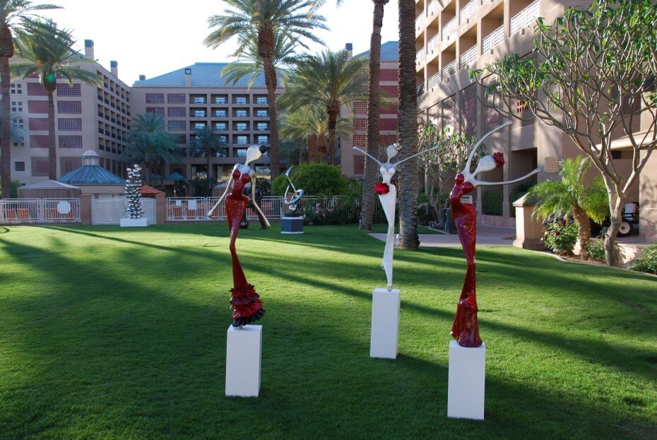 rote, weibliche Skulpturen aus Karbon_Kunst im öffentlichen Raum_Outdoor | Nonos