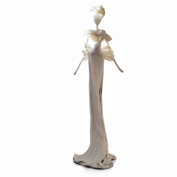 Franziska und Mercedes Welte_weiße, moderne Skulptur Frau in Weiß aus Stahl, Fiberglas und Epoxydharz_Interior Design | Nonos