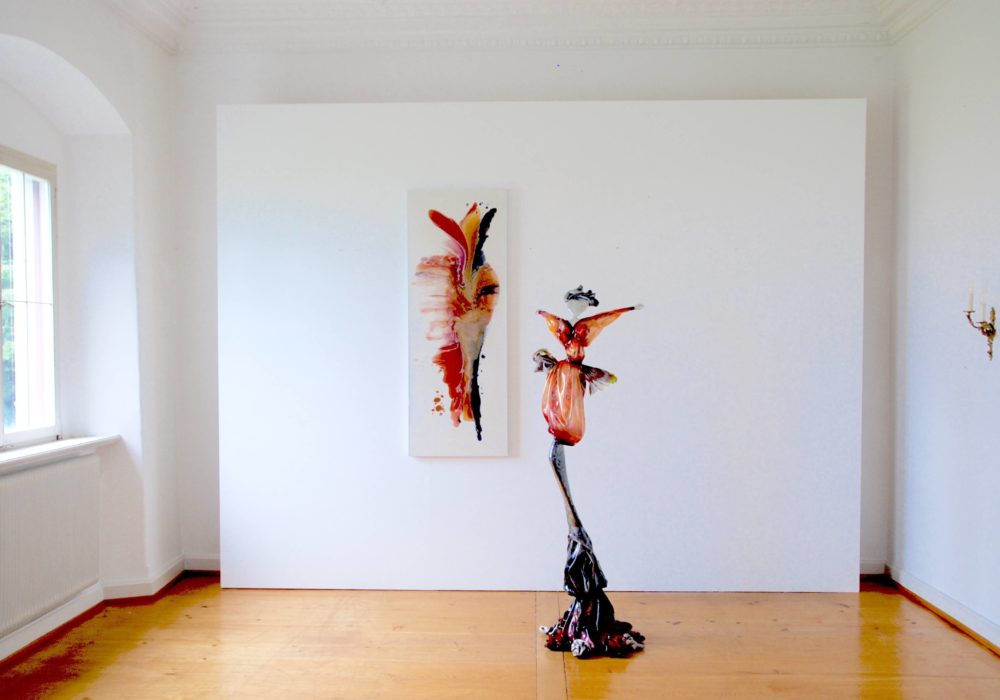 rot, schwarze Skulptur_Kleid auf Leinwandbild_Interior Design | Nonos