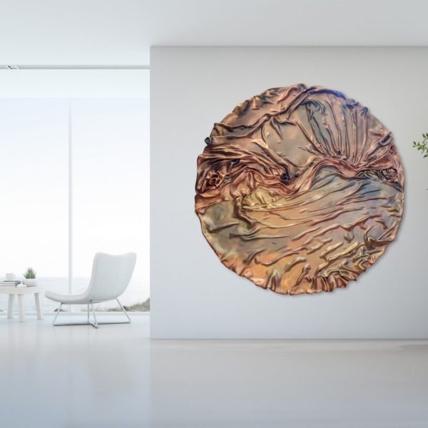 abstraktes, rundes großes Wandobjekt in Gold in Wohnzimmer aus Fiberglas_goldenes Wandrelief_Interior Design | Nonos Mercedes und Franziska Welte