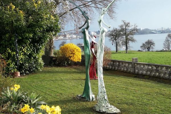 Moderne Statuen Garten oder Park I weibliche Skulptur in Rot, Weiß und Grün I Skulptur tanzende Frau