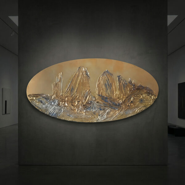 Großformatige ovale Wandskulptur „Bergwelten – Drei Zinnen“ von NONOS, inspiriert von alpiner Landschaft – 2020, zeitgenössisch und einzigartig