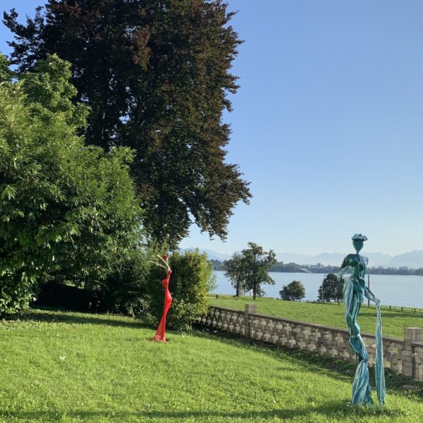 blaue und rote, weibliche Skulpturen für den Garten_Outdoor | Nonos