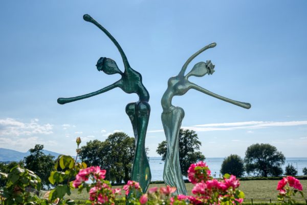 blaue, weibliche Skulpturen für den Park_Outdoor | Nonos