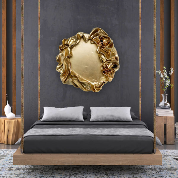 rundes, goldenes Wandobjekt_abstrakte Kunstform_Interior Design | Nonos