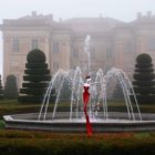 rote, weibliche Skulptur aus Karbon und Harz im Park_Outdoor | Nonos