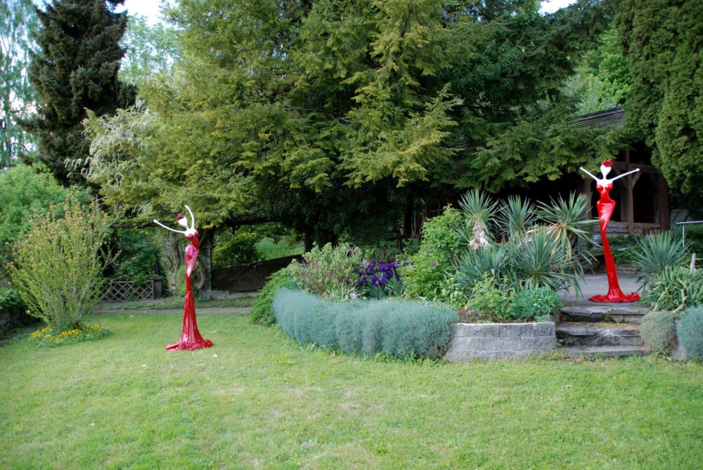 rote, weibliche Skulpturen aus Karbon_Kunst im Garten_Outdoor | Nonos