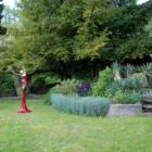 rote, weibliche Skulpturen aus Karbon_Kunst im Garten_Outdoor | Nonos