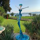 blaue, weibliche Skulptur aus Karbon und Harz im öffentlichen Raum_Outdoor | Nonos