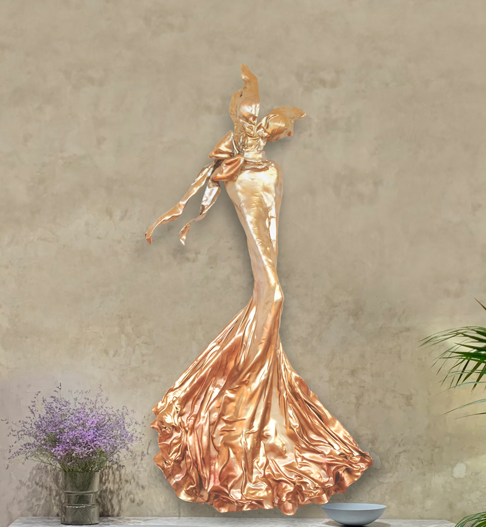 Mercedes und Franziska Welte_goldenes Kleid aus Karbon und Harz_carbon couture | Nonos