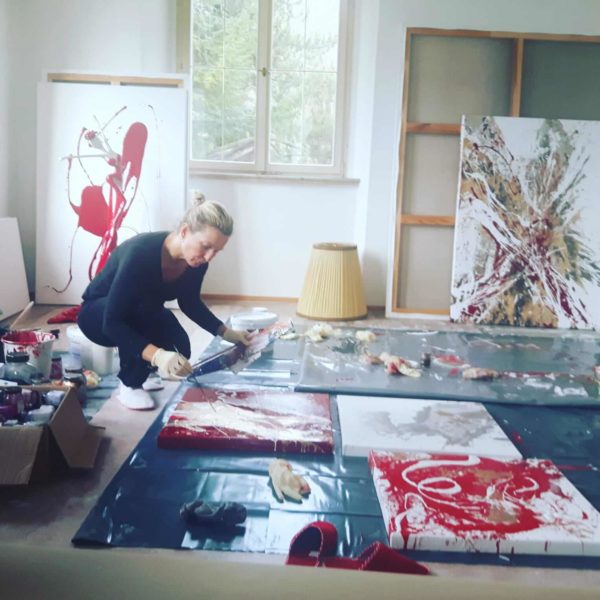 Schloss Wellenstein am Bodensee: Mercedes Welte arbeitet an Wandkunst-Installation im Atelier Nonos; Wandbild Leinwand und Acryl