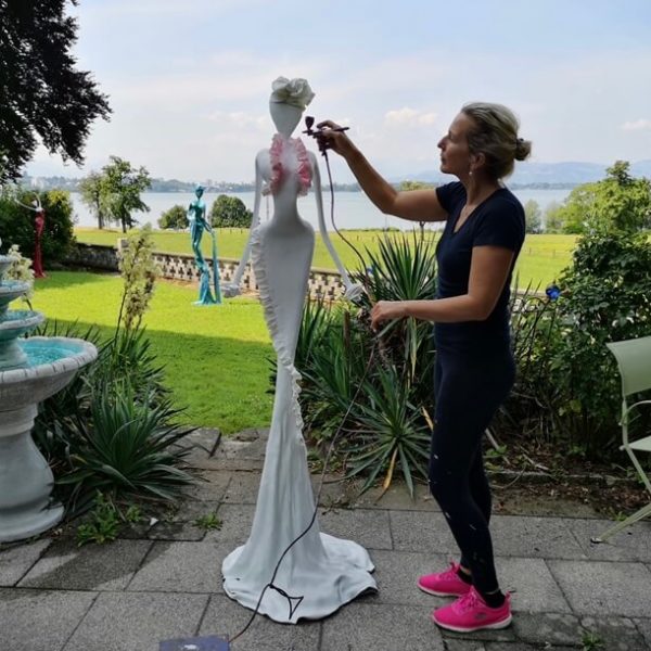 Schloss Wellenstein am Bodensee: Mercedes Welte arbeitet im Atelier im Garten; weibliche Garten- Skulpturen, Nonos