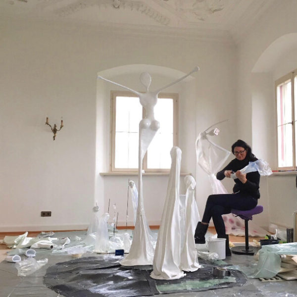 Franzisca Welte arbeitet im Nonos-Atelier für Ausstellung; Weise weibliche Skulpturen