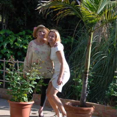 Bond Girl Elke Sommer in Los angeles Bel air mit Mercedes Welte