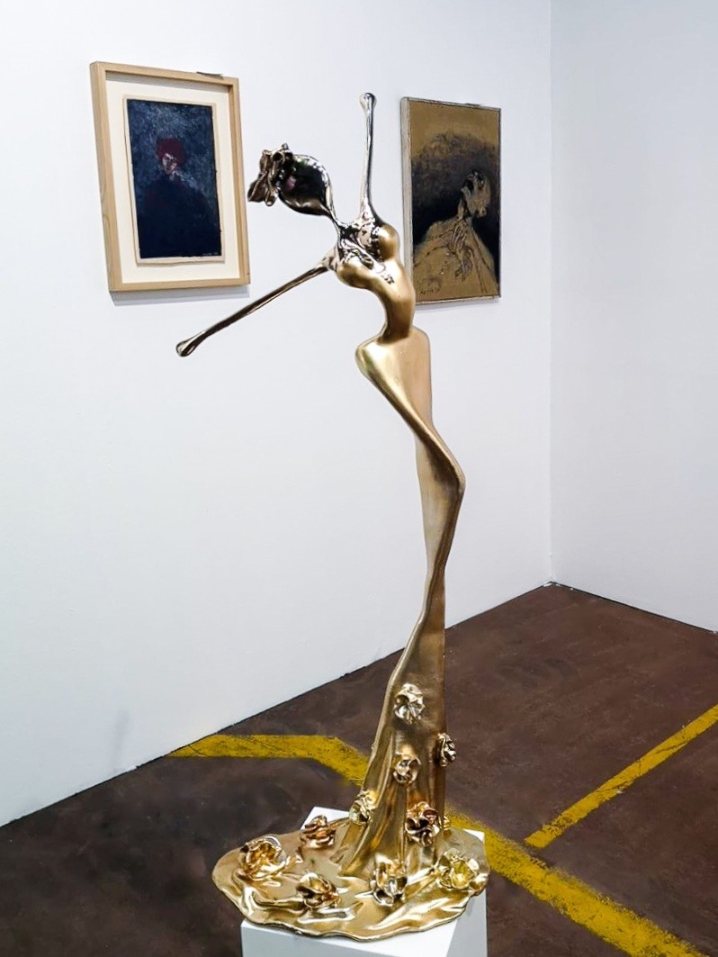 goldene, weibliche Bronzeskulptur_Interior Design | Nonos