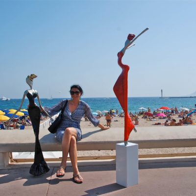 rote, weibliche Skulptur aus Karbon_Kunst im öffentlichen Raum_Outdoor | Nonos