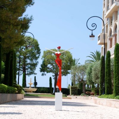 rote, weibliche Skulptur aus Karbon_Kunst im öffentlichen Raum_Outdoor | Nonos