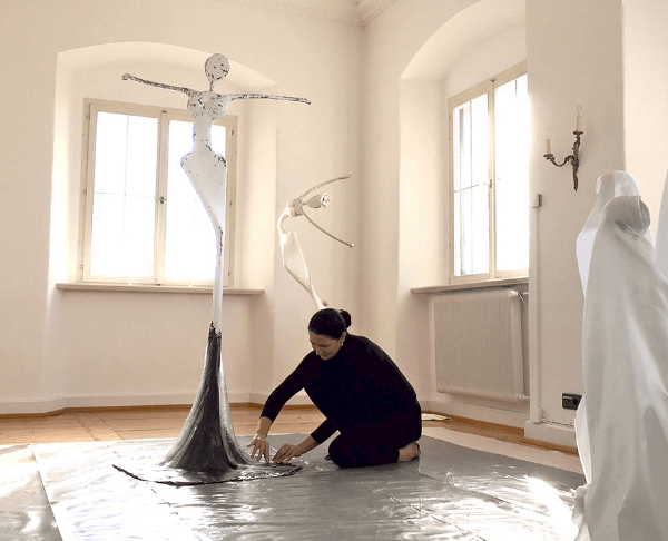 Schloss Wellenstein am Bodensee: Franziska Welte arbeitet an einer Bronze Skulptur im Atelier Nonos;