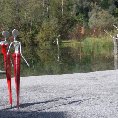 rote und schwarze, weibliche Skulpturen_Kunst im öffentlichen Raum_Outdoor | Nonos