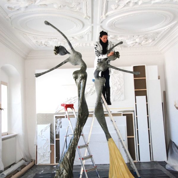 Franzisca Welte arbeitet im Nonos-Atelier für Ausstellung; Weise weibliche Skulpturen