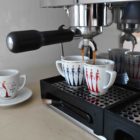 Espressotassen aus Porzellan_Stay together_blau, gold, weiß, rot | Nonos