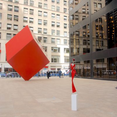 rote, weibliche Skulptur aus Karbon_Kunst im öffentlichen Raum_Outdoor | Nonos