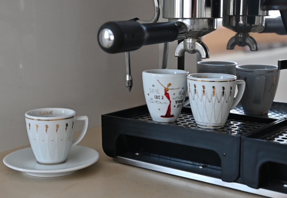 Espressotassen aus Porzellan_Stay together_blau, gold, weiß, rot | Nonos