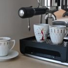 Espressotassen aus Porzellan_Stay together_blau, gold, weiß, rot | Nonos