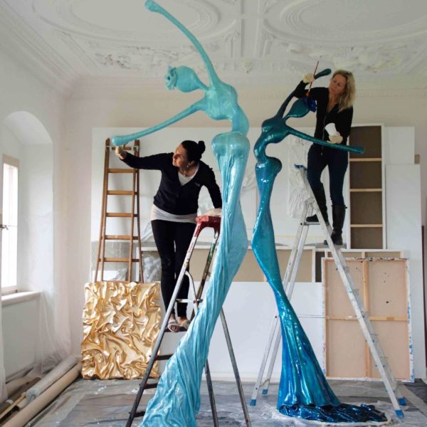 Ansitz Wellenstein am Bodensee: Mercedes und Franziska Welte arbeiten im Nonos-Atelier; weibliche Skulpturen aus Karbon, Nonos