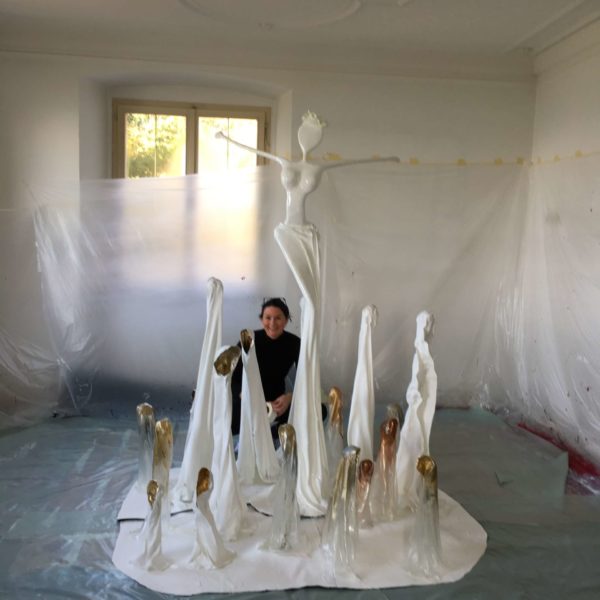 Franziska Welte arbeitet im Nonos-Atelier Schloss Wellenstein; weibliche Skulpturen, Kunstinstallation Nonos