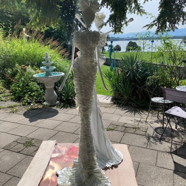 Schloss Wellenstein am Bodensee: weiße weibliche Skulpturen im Garten im Atelier Nonos; Interior Design von Franziska und Mercedes Welte