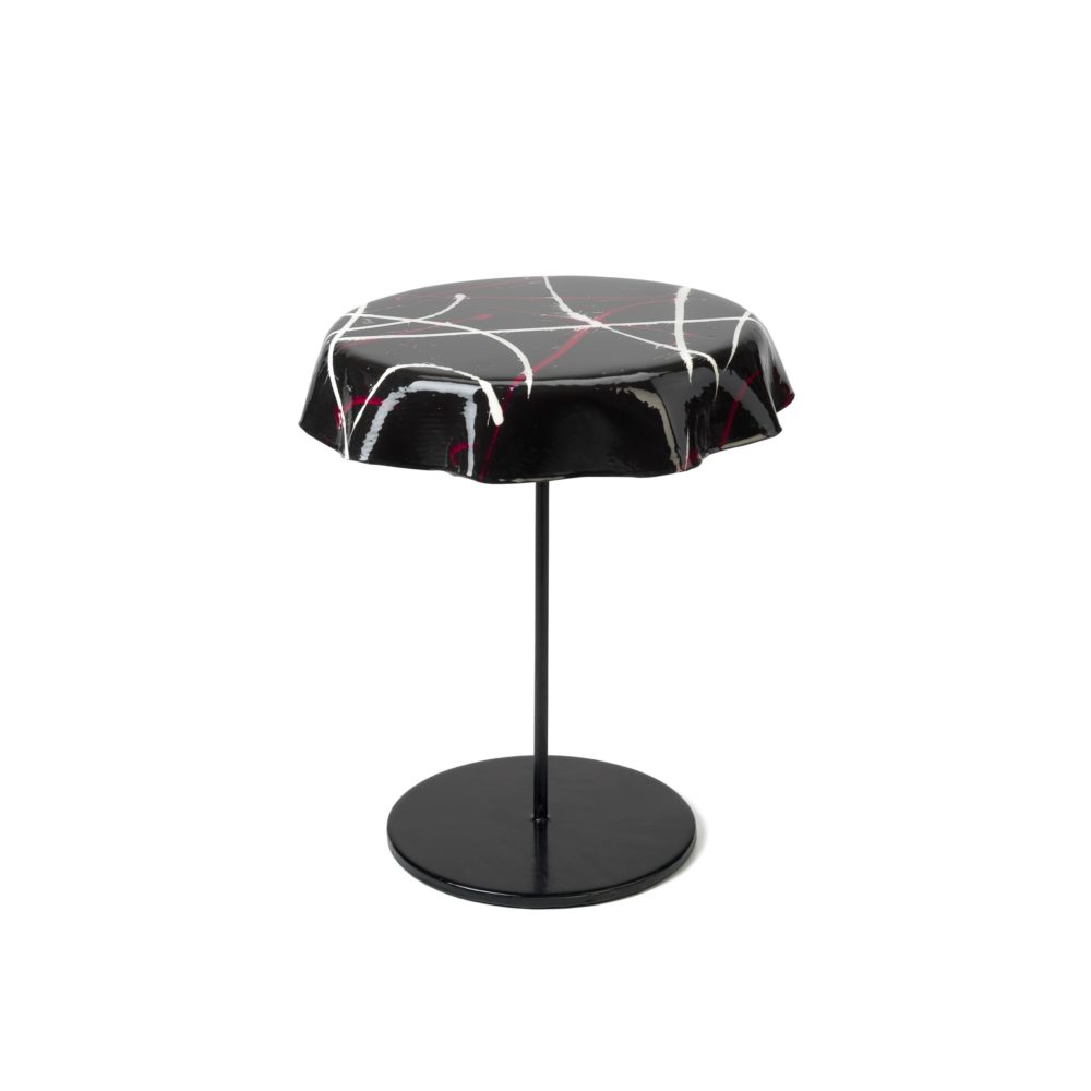 schwarzer Tisch aus Metall und Fiberglas_Freaky Black_Interior Design | Nonos