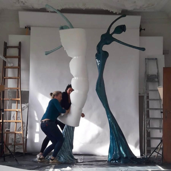 Schloss Wellenstein am Bodensee: Mercedes und Franziska Welte arbeiten im Nonos-Atelier für Ausstellung Venedig Biennale; weibliche Skulpturen aus Karbon, Nonos