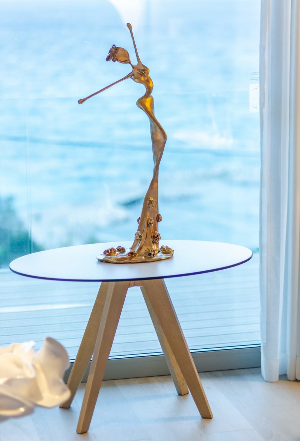 weiße, goldene, weibliche Bronzeskulptur_Linda_Interior Design | Nonos