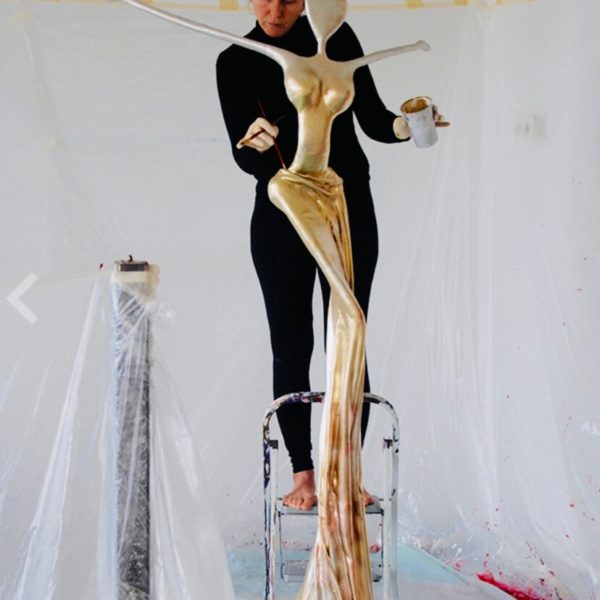 Mercedes Welte arbeitet im Nonos-Atelier; Goldene weibliche Skulptur, Nonos
