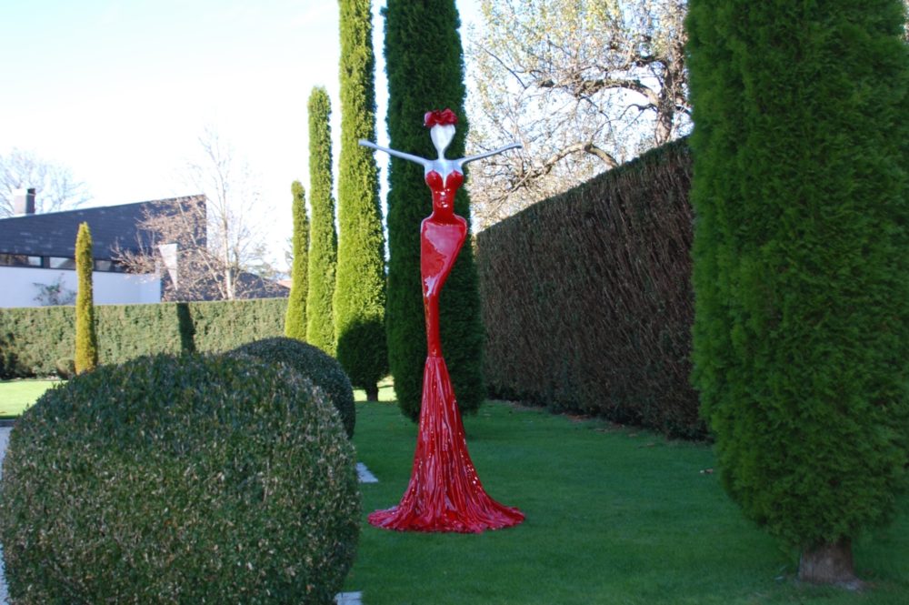 rote, weibliche Skulptur für den Park_Helena_Outdoor | Nonos